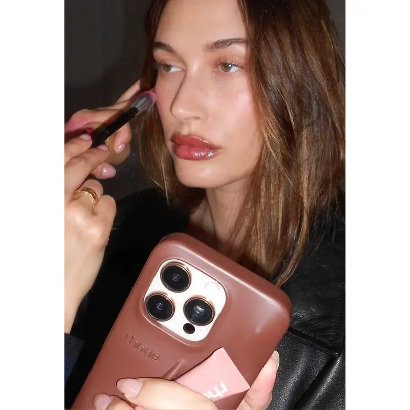 Glossy lip tint finish